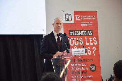 Visite de Franck Riester, ministre de la culture, aux Assises du journalisme 