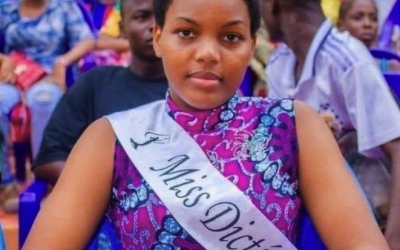 Cette photo ne montre pas la Béninoise Élodie Claudia Adjaho, Miss Dictée 2023