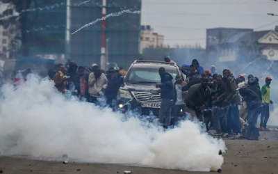 Le convoi du vice-Premier ministre Bemba a bien été pris à partie mais cette photo est trompeuse. Elle date de juillet 2023 et a été prise au Kenya