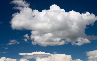 Non, l’ensemencement de nuages ne permet pas de lutter contre les feux de forêt