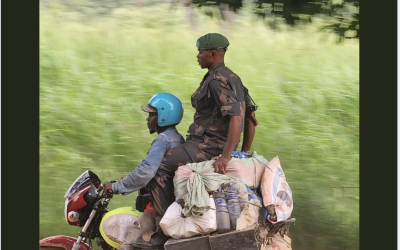 Sécurité : cette image ne montre pas un soldat centrafricain mais un soldat congolais sur une moto surchargée