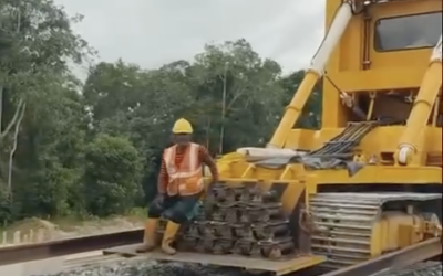 Non, cette vidéo ne montre pas la pose de rails au Burkina Faso