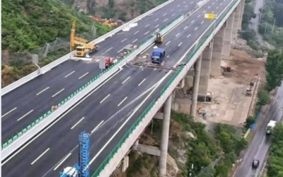 Faux, cette image ne montre pas un pont en construction en Guinée