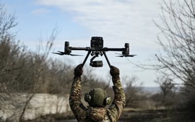 Non, cette photo n’a aucun lien avec le pilotage de drones des soldats ukrainiens au Mali, elle a été prise en Ukraine